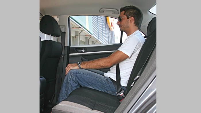 Τεράστιος χώρος για τα γόνατα των επιβατών και πολύ αναπαυτικές θέσεις. Το κεντρικό τούνελ μετάδοσης θέτει περιορισμούς.